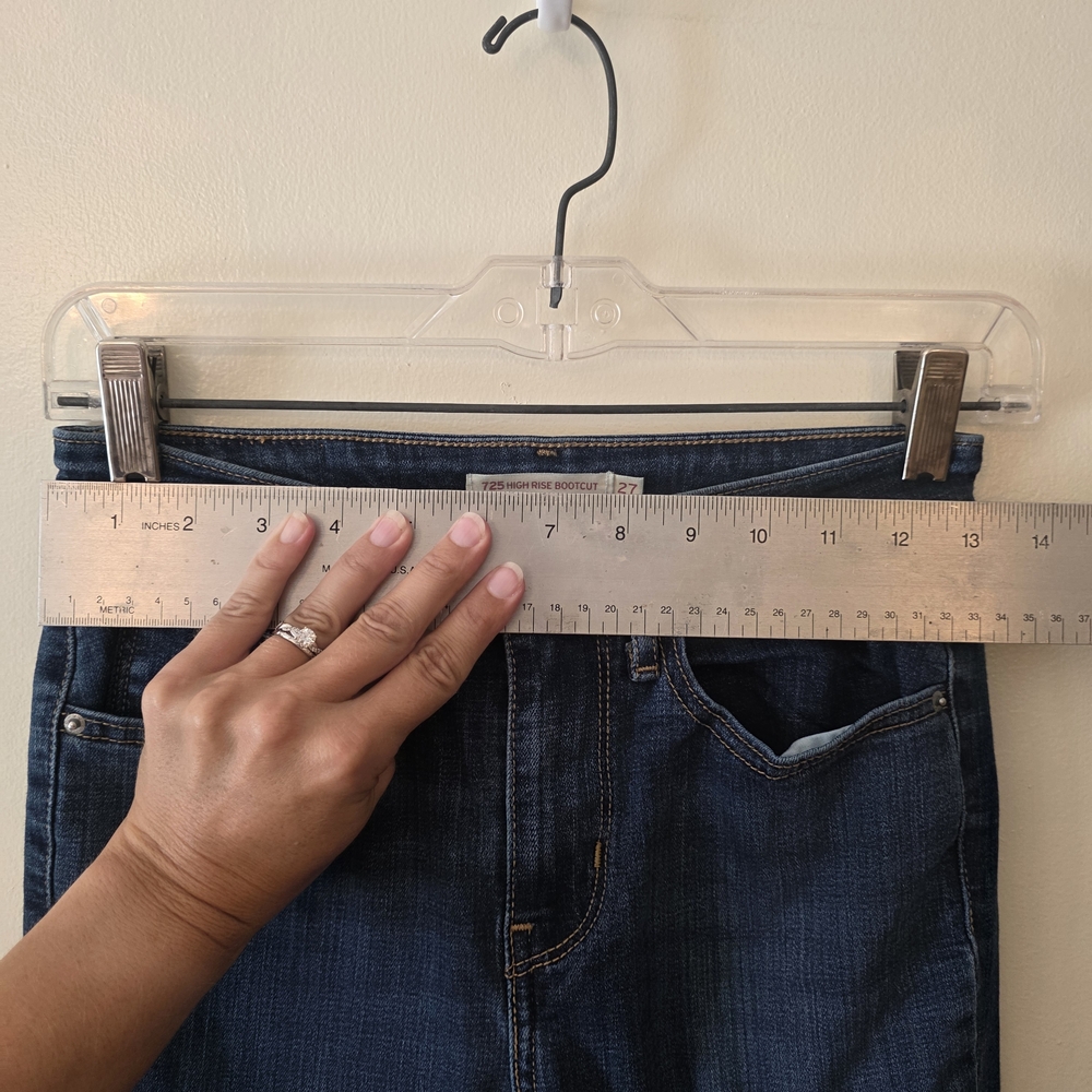 Levi's 725 Highrise Bootcut Jeans - Picture 7 of 8